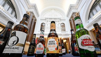 Garrafas de cervejas belgas expostas em museu na cidade de Bruxelas — Foto: JOHN THYS / AFP