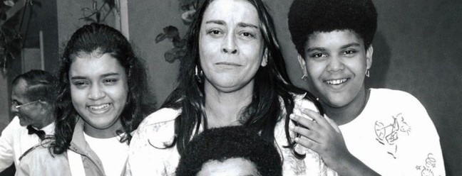 Em foto publicada no livro "Preta Gil: Os primeiros 50", ela aparece com a mãe, Sandra Gadelha, a irmã, Maria, e o irmão, Pedro, que morreu em 1990 — Foto: Arquivo pessoal