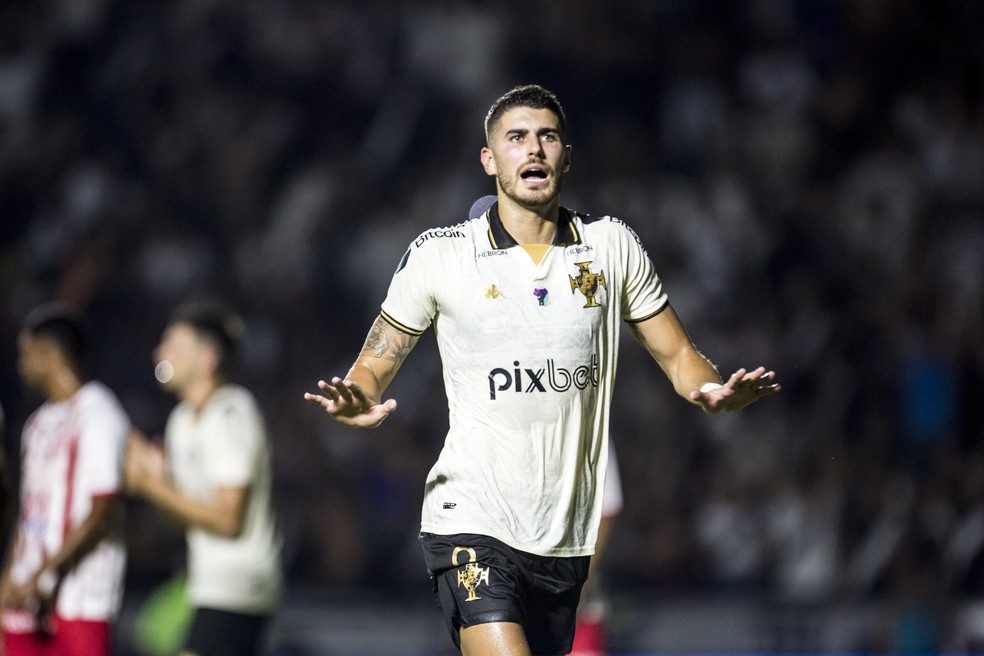Pedro Raul comemora seu gol, o segunda na partida entre Vasco da Gama x Bangu pelo Campeonato Carioca no Estadio Sao Januario em 9 de marco de 2023 — Foto: Daniel RAMALHO/VASCO