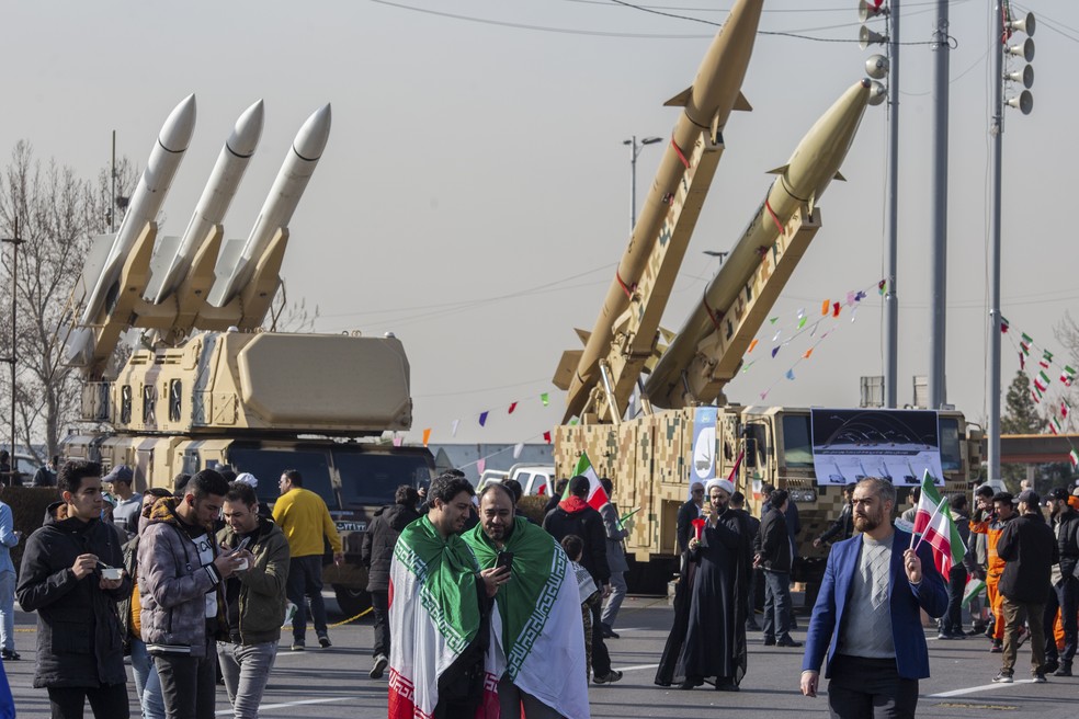 Sistema de mísseis de defesa aérea (esq.) e sistema de mísseis balísticos táticos são exibidos no 45º aniversário da revolução islâmica em Teerã, Irã — Foto: Arash Khamooshi/The New York Times/ 11-02-2024