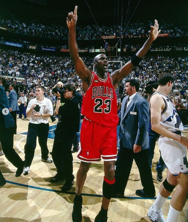 Michael Jordan fez carreira no Chicago Bulles e foi seis vezes campeão da NBA — Foto: Reprodução/Instagram/heirmj523