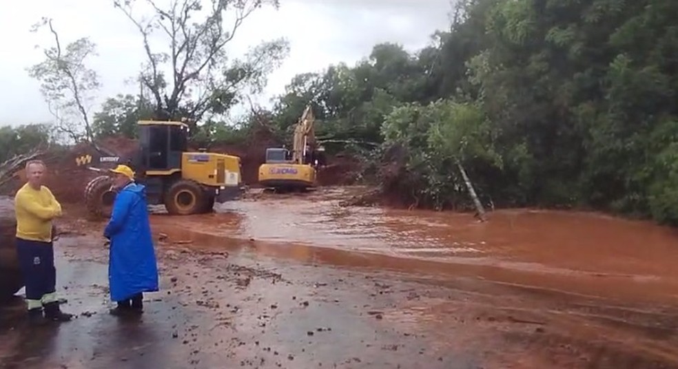 Terra avançou sobre rodovia que liga SC ao RS, após fortes chuvas desta quinta-feira — Foto: Reprodução