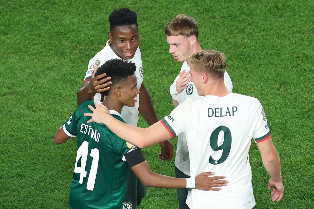 Estêvão (esquerda) deixou o Palmeiras rumo ao Chelsea após a Copa do Mundo de Clubes — Foto: CHARLY TRIBALLEAU / AFP