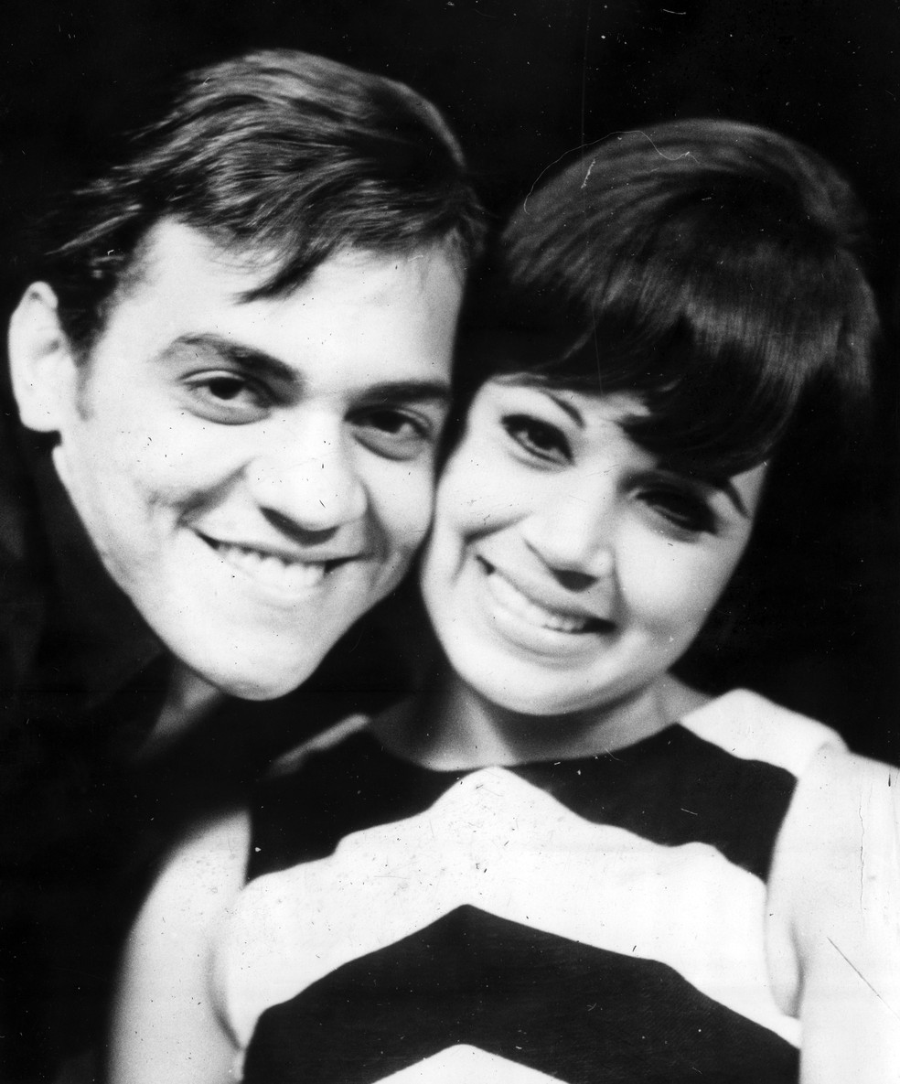 Os cantores Taiguara e Claudette Soares, em 1966 — Foto: Arquivo O GLOBO