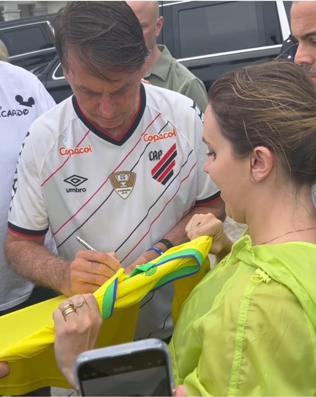 Bolsonaro dá autógrafo em um dos primeiros dias em Orlando, na Flórida (EUA) — Foto: Reprodução/Instagram