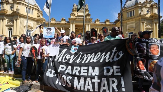 Ao menos 16 famílias de vítimas da violência do Estado participam de manifestação no Palácio Guanabara; relembre casos