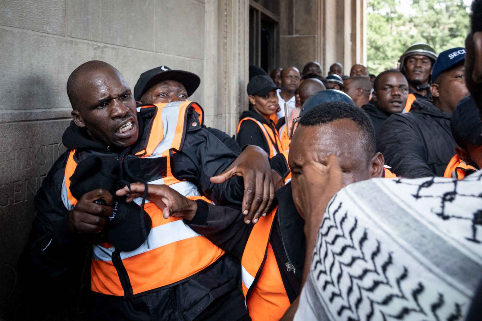 Estudantes entram em conflito durante protesto na Universidade de Witwatersrand (WITS) em Joanesburgo. Categoria cobra apoio aos desalojados — Foto: AFP