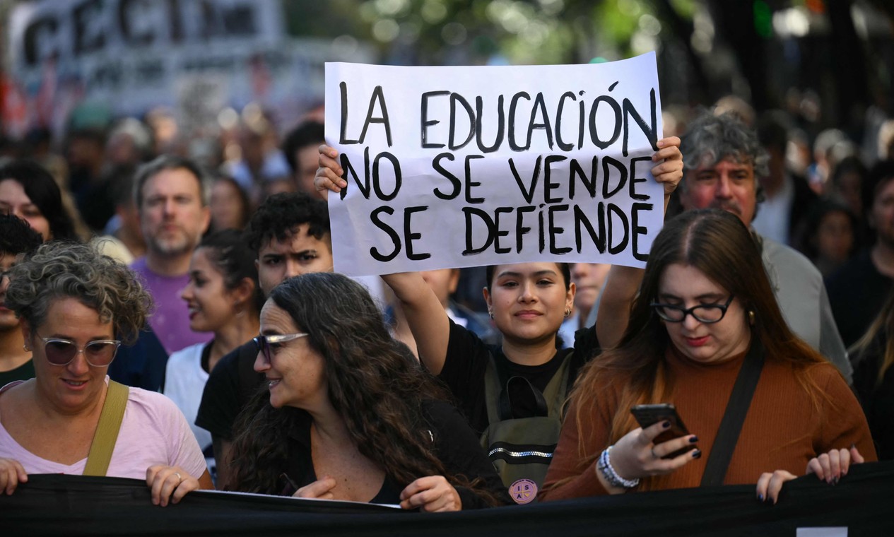 Governo de Javier Milei enfrenta manifestação gigantesca em defesa da educação pública