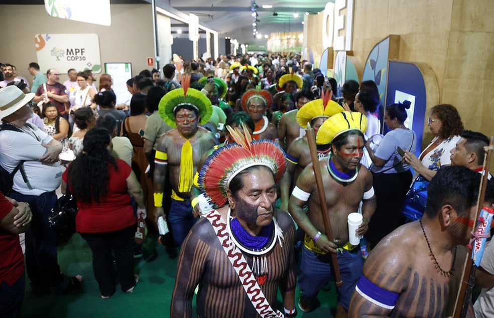 Indígenas na Green Zone da COP30 — Foto: Hermes Caruzo/COP30