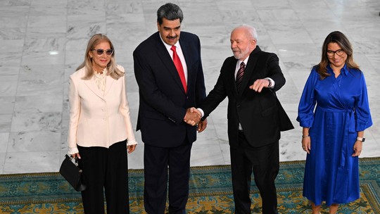 Recepção de Lula a Maduro 
foi vexatória
