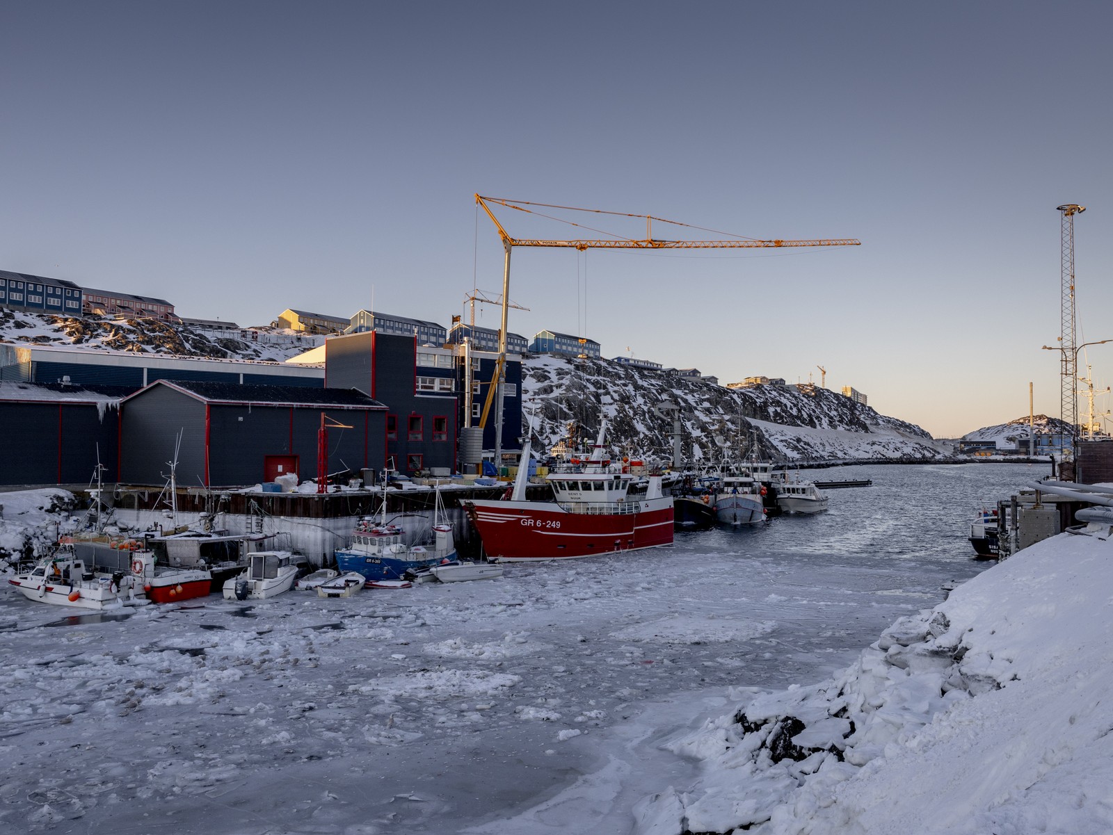 Barcos de pesca num porto congelado em Nuuk, na Groenlândia — Foto: Ivor Prickett/The New York Times