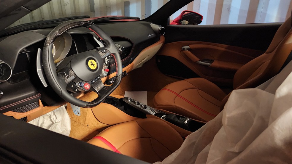 O interior do carro: bancos de couro e luxo de sobra — Foto: Lucas Tavares/Agência O Globo