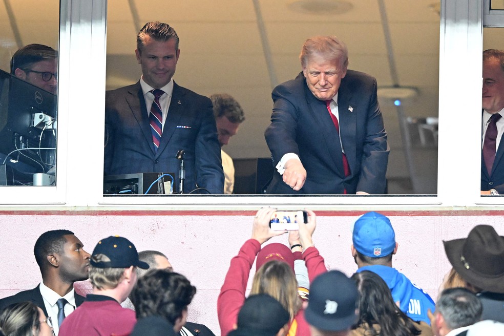 US President Donald Trump watched an NFL football game on Sunday — Photo: Greg Fiume/Getty Images/AFP