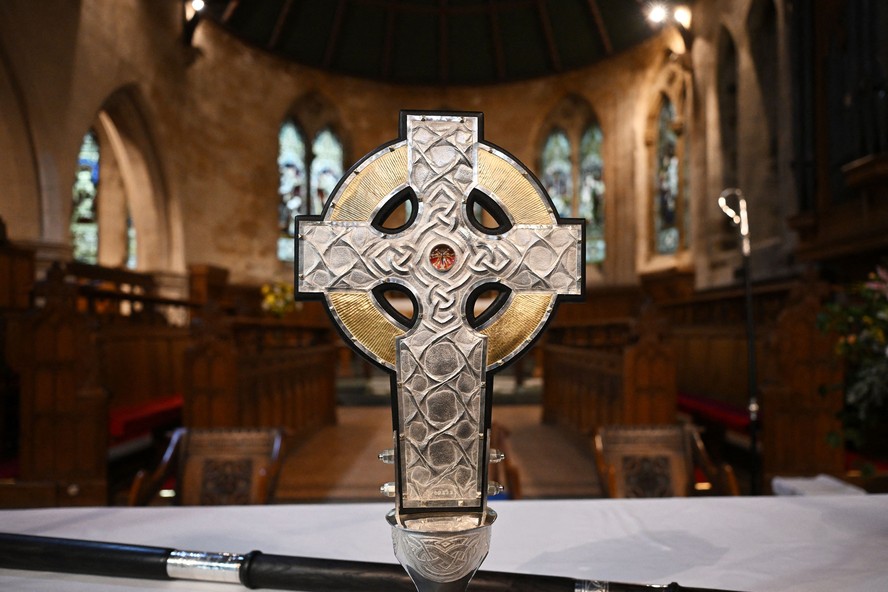 Relíquia com fragmentos de cruz de Jesus dada pelo papa Francisco
