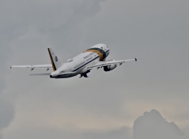 No dia 30 de dezembro, o avião da FAB com o presidente Jair Bolsonaro decola de Brasília para os Estados Unidos — Foto: Cadu Gomes/ Agência O Globo