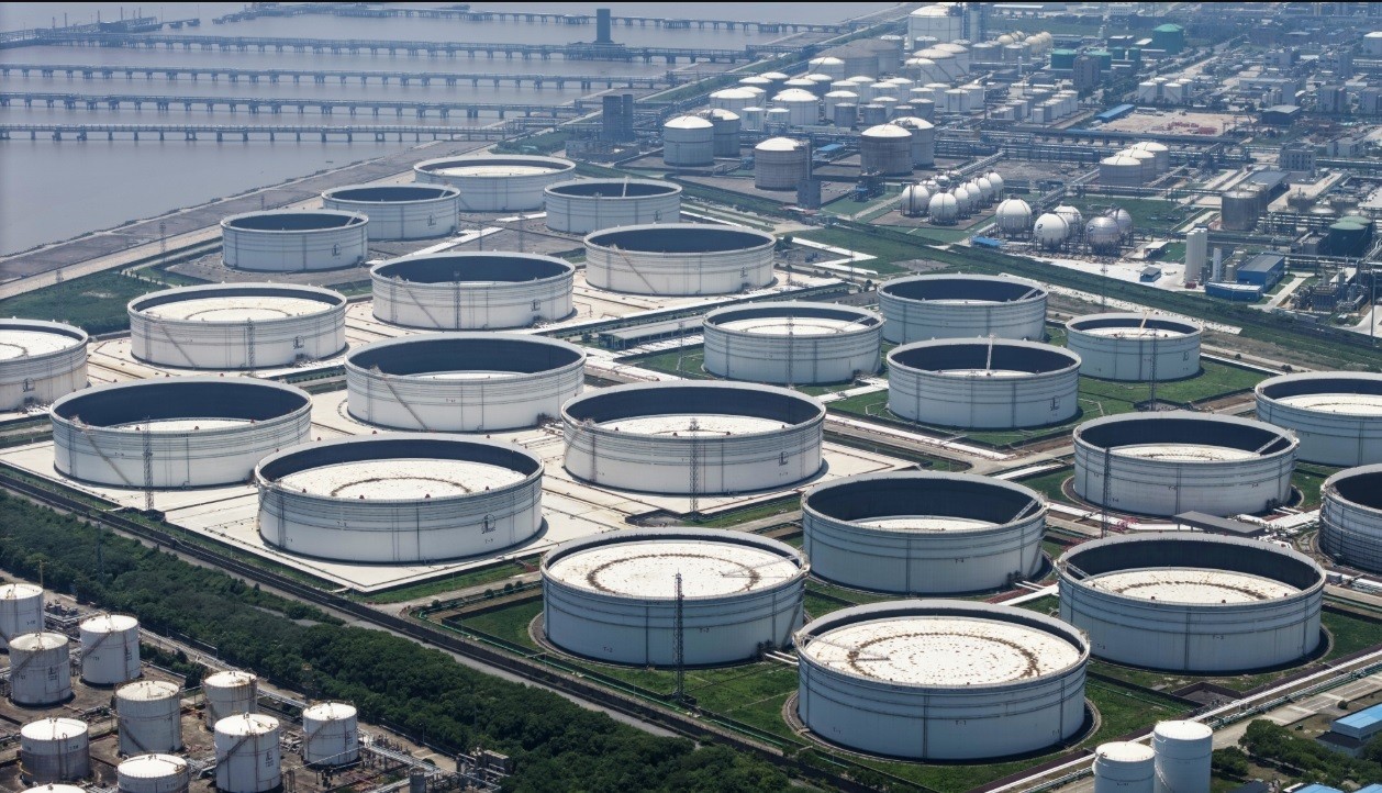 China já negocia ampliar a compra de petróleo do Irã após EUA terem suspendido sanção