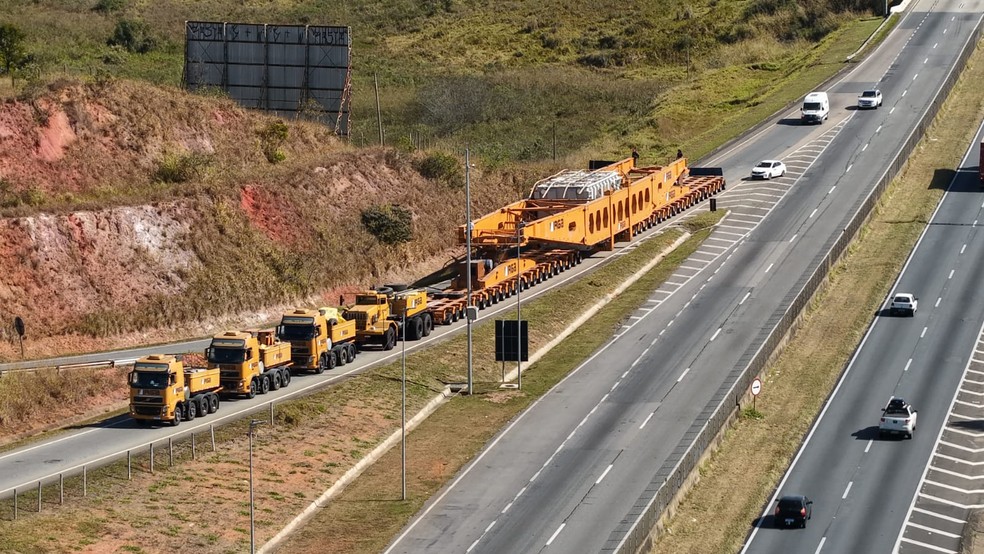 Quatro cavalos, 135 metros de comprimento, 59 eixos e mais de 800 toneladas. Este é o maior conjunto transportador que já passou pela Via Dutra — Foto: Reprodução