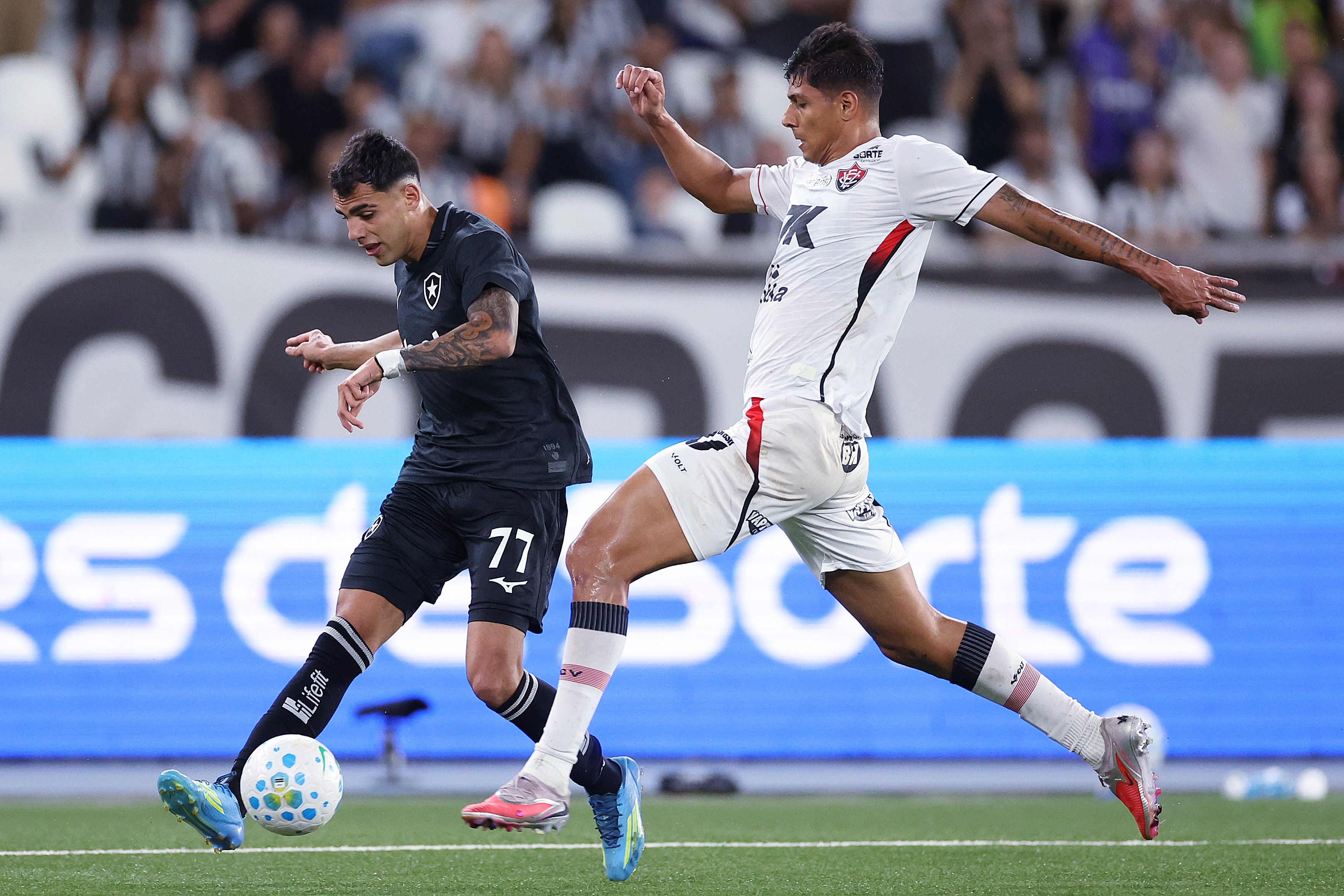 Análise: Goleiro do Vitória e substituições equivocadas freiam ímpeto do Botafogo em empate sem gols