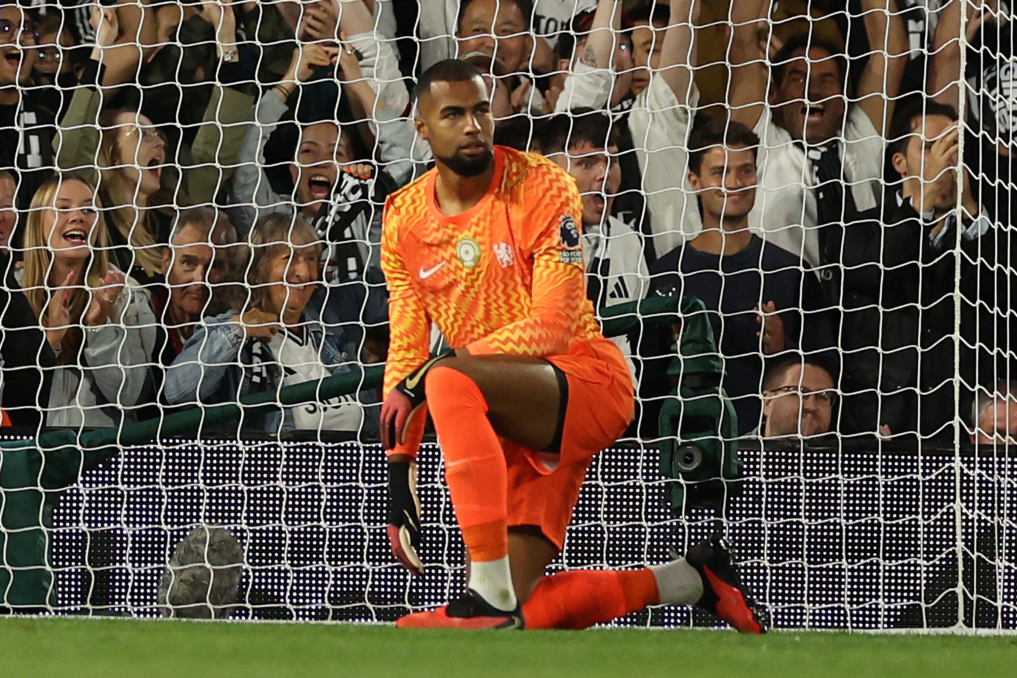 Goleiro do Chelsea, Robert Sánchez é multado por dirigir acima do limite de velocidade na Inglaterra - QTU Questões do Universo