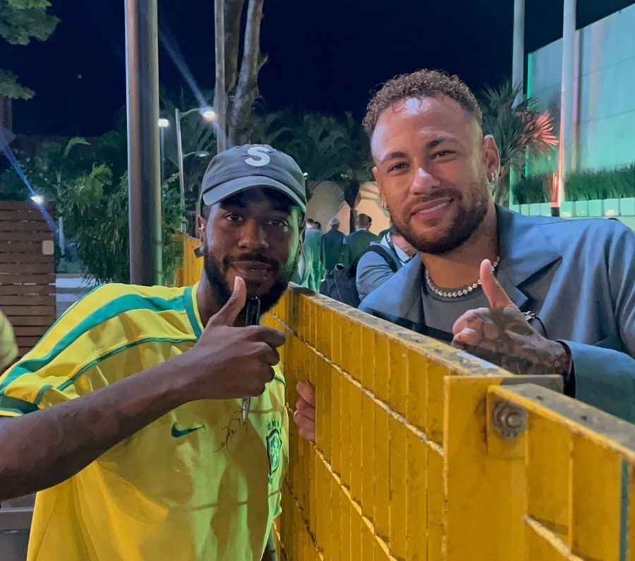 Torcedor comemora autógrafo e foto com Neymar antes de embarque da seleção para a Copa: 