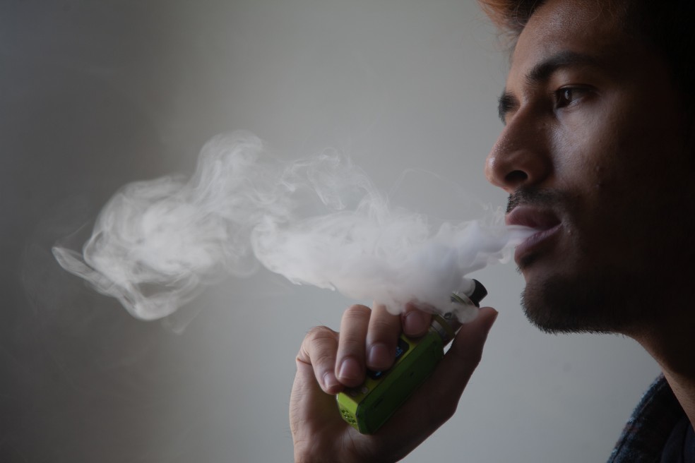 Em meio a debate regulatório sobre o cigarro eletrônico no Brasil, consumo dos 'vapes' cresce e produto é comercializado livremente. O Globo — Foto:         