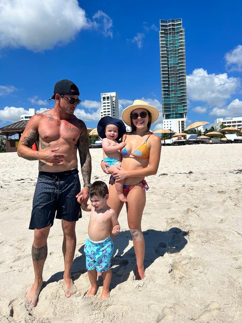 Letícia Navas com o marido e os filhos em Miami — Foto: Arquivo pessoal