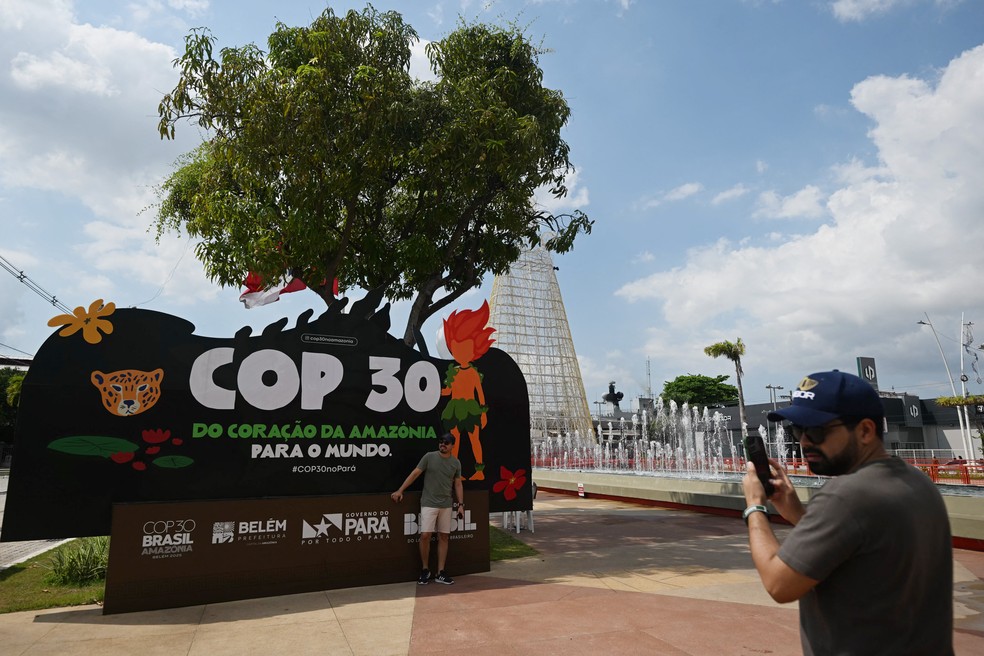 Kurpila appears on the COP30 sign in Belém — Photo: Mauro Pimentel / AFP