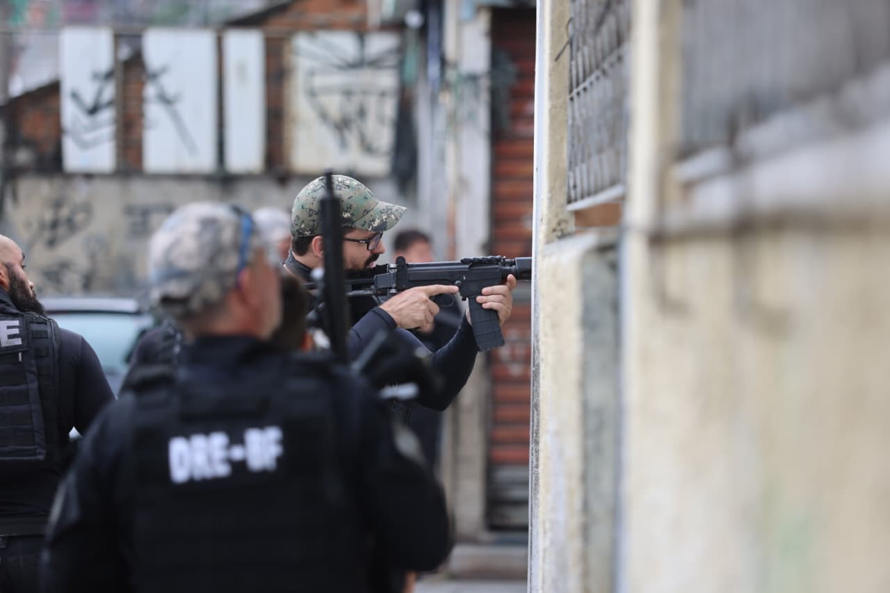 Objetivo  é cumprir mandados de prisão contra integrantes do Comando Vermelho (CV) Foto: Fabiano Rocha / Agência O Globo