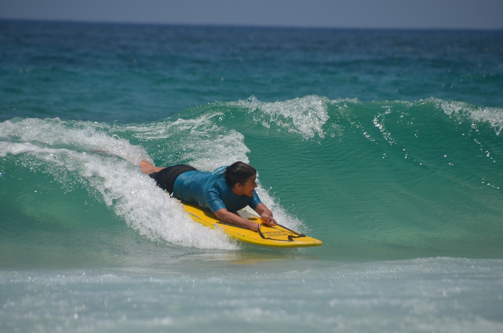 Renata Glasner, aluna do Adapt Surf há dez anos, na Praia da Barra da Tijuca — Foto: Divulgação/Regina Tolomei