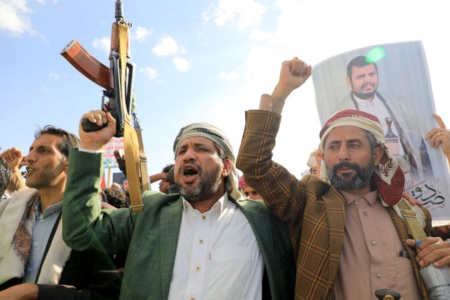 Manifestante iemenitas tomam as ruas em protesto contra ataque dos EUA e Reino Unido no país, segurando fotos do líder dos houthis, Abdul Malik al-Houthi