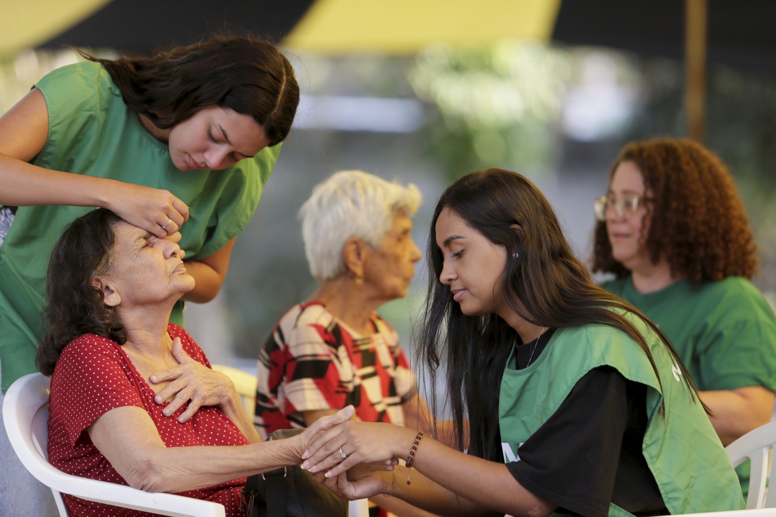 An afternoon of beauty at Sodalisio da Sacra Familia on Old People's Day — Photo: Marcelo Thebald / Agência O Globo