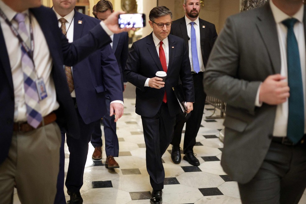 Mike Johnson, presidente da Câmara dos Deputados dos EUA, antes de votação de projeto de gastos de Donald Trump — Foto: Alex Wong/Getty Images/AFP
