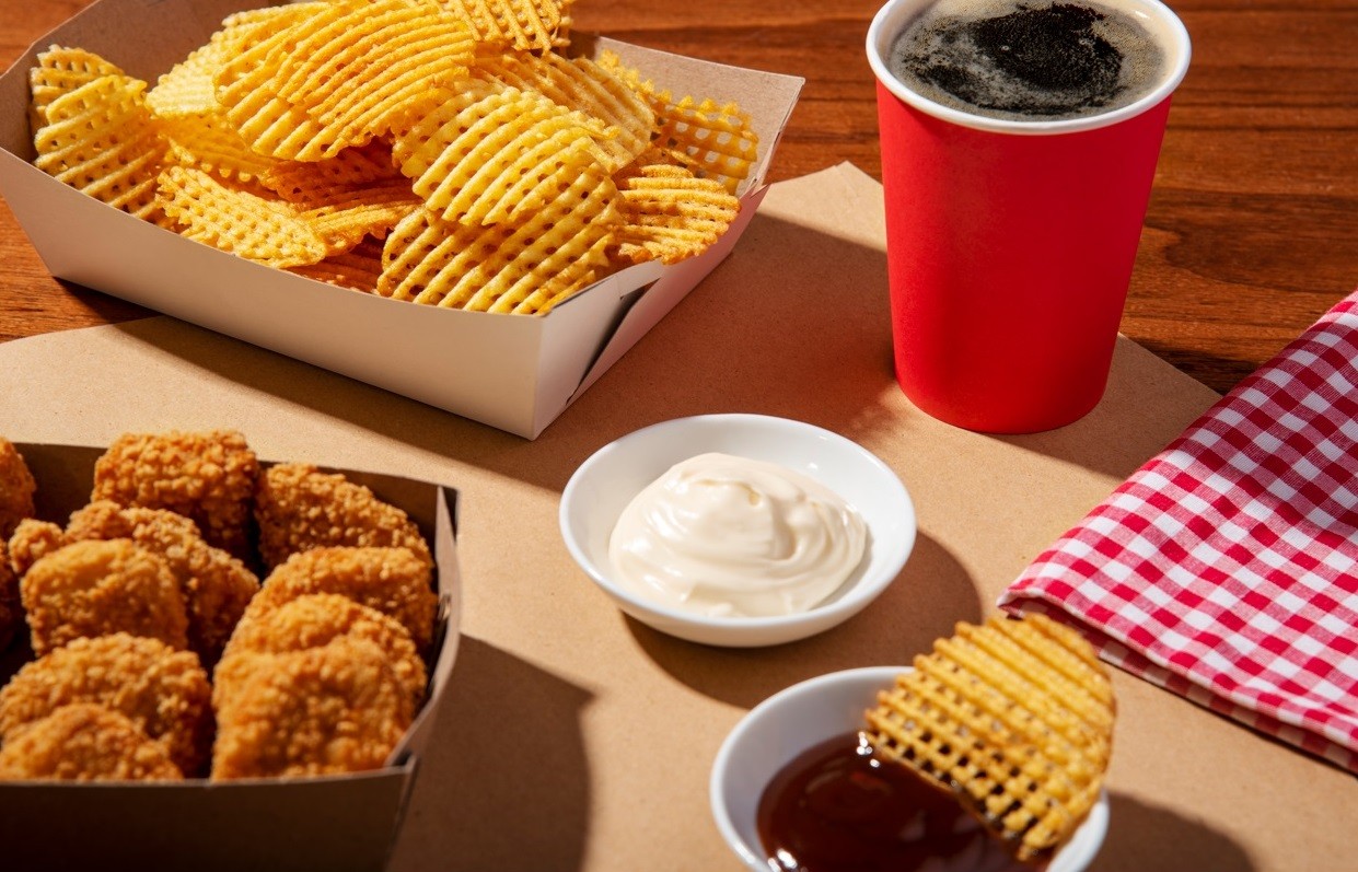 Alimentos ultraprocessados, como nuggests, batata frita e refrigerante — Foto: Ezequiel Demaestri