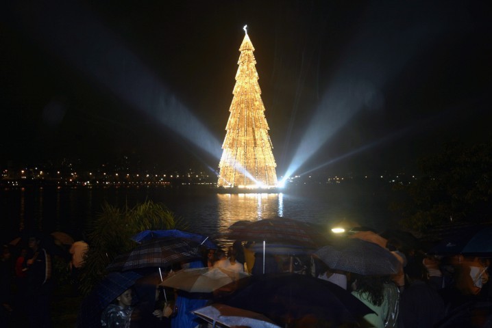 Dourada dos pés à ponta, a Árvore da Lagoa de 2003 iluminou o Natal com brilho e elegância — Foto: Fábio Seixo