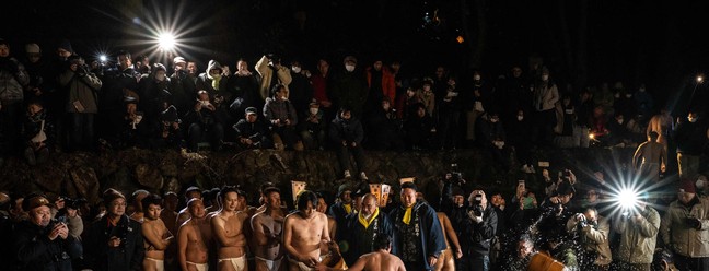 Envelhecimento da população faz Japão encerrar festival milenar Sominsai, com homens semi-nus — Foto: Philip Fong/AFP