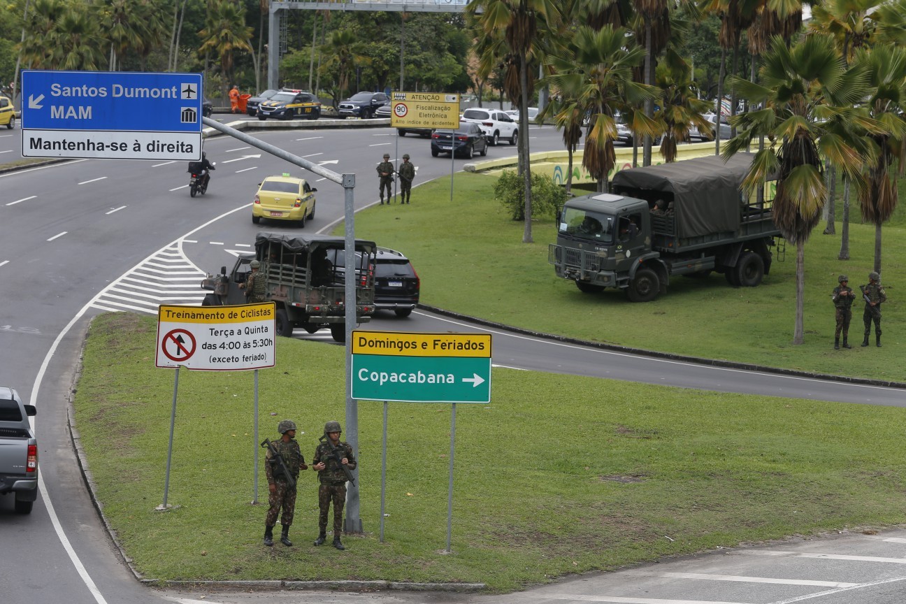 Operação Garantia da Lei e da Ordem (GLO) ficará concentrada nos locais por onde passarão as autoridades até a próxima quinta-feira — Foto: Fabiano Rocha / Agência O Globo