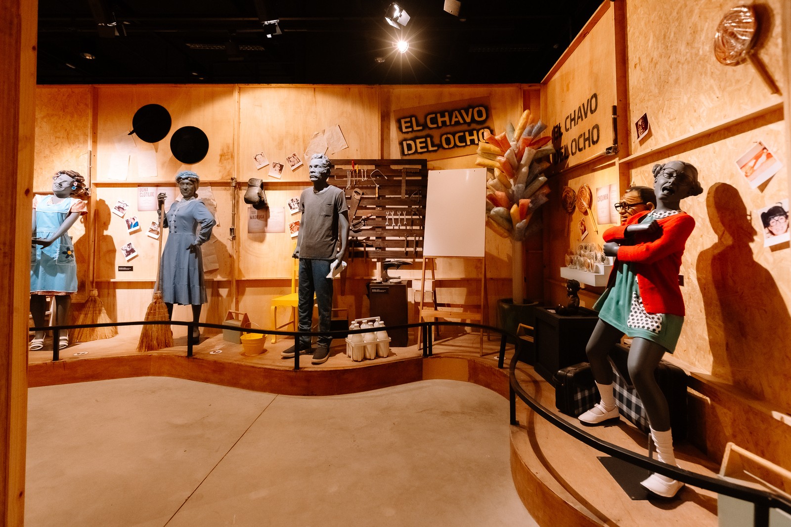 Dona Florinda, Bruxa do 71, Seu Madruga e Chiquinha ganham vida em réplicas na exposição que recria a Vila do Chaves no Rio de Janeiro — Foto: Divulgação