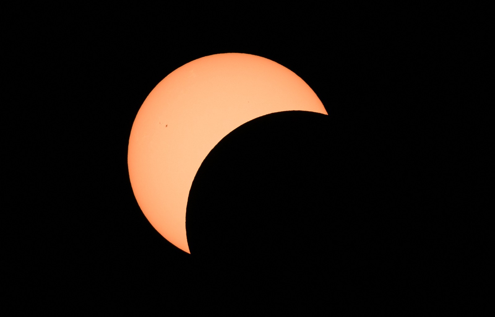 confira os Primeiros Momentos de umeplipse total solar energy. Lua Cruzando Em Frente Ao sol Em em em em em em boomington, Indiana - Forto: Josh Edelson/AFP