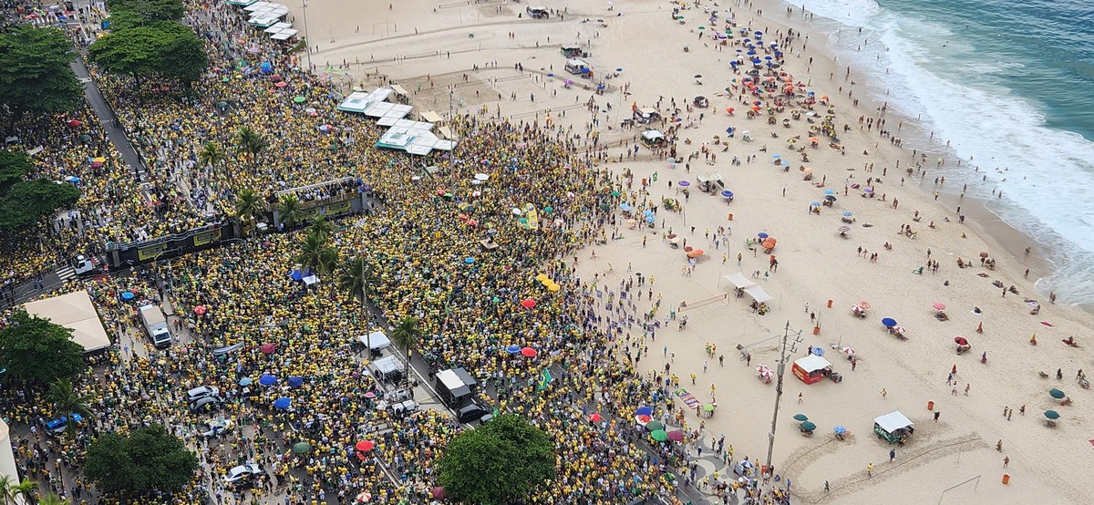 Bolsonaro reúne governadores e deputados em ato pela anistia aos presos do 8/1 na praia de Copacabana; veja imagens