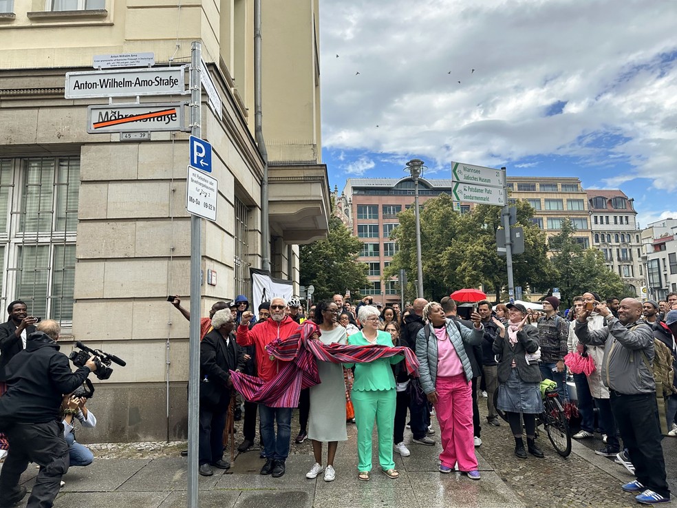 Ativistas comemorammudançadenome da antiga'rua dos mouros', que agora sechamará'antonwilhelm amo'