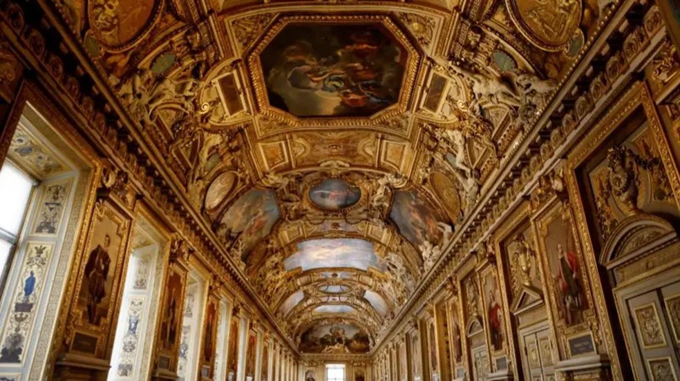 Ladrões atacaram a Galeria Apolo, no Louvre — Foto: AFP