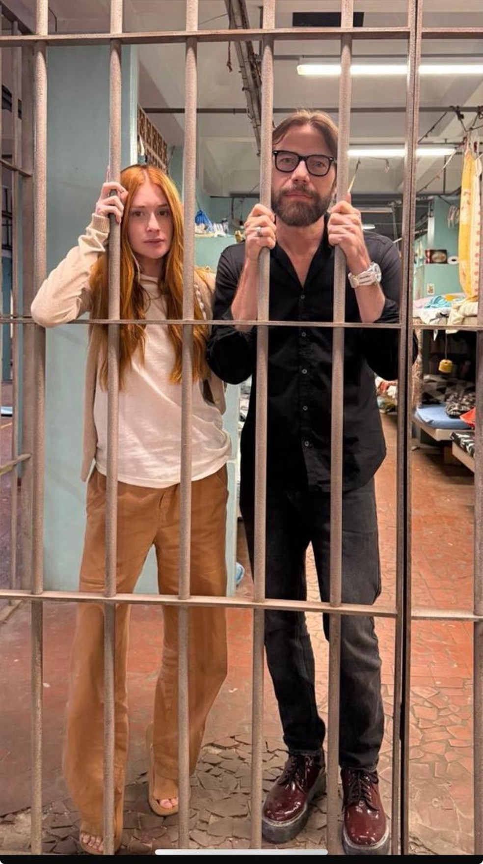 A atriz Marina Ruy Barbosa, que vive Suzan von Richthofen em série do Prime Video, com o jornalista Ullisses Campbell, que assina o roteiro — Foto: Divulgação