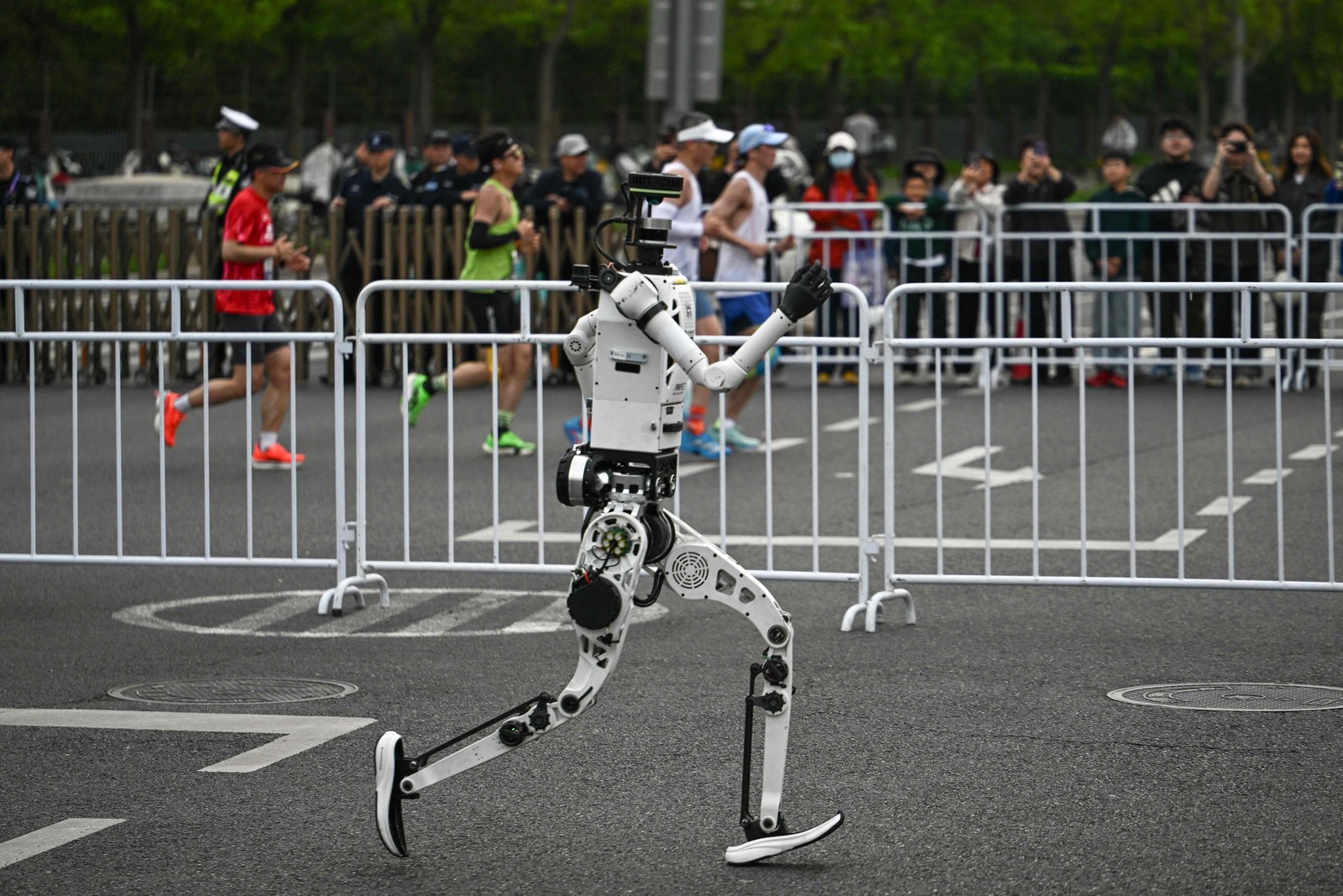 Até os robôs? Humanoide 'pede esmola' com código QR em rua da China; vídeo