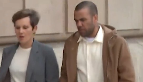 Daniel Alves é xingado ao comparecer a tribunal de Barcelona: 'É um estuprador'