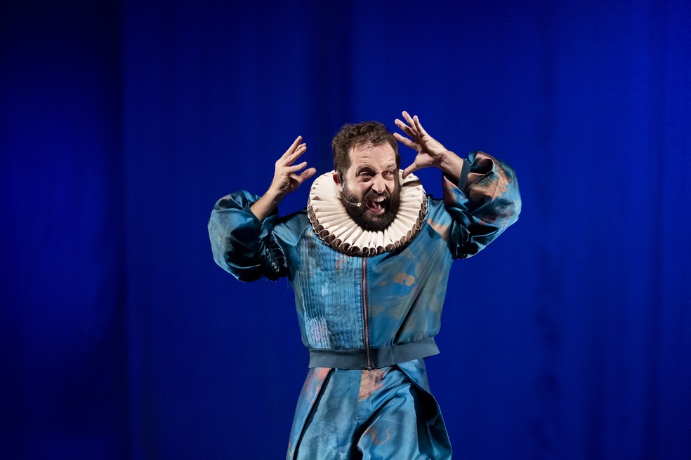 Gregório Duvivier em cena do monólogo "O céu da língua", que volta no Festival de Teatro do Rio — Foto: Divulgação/Annelize Tozetto