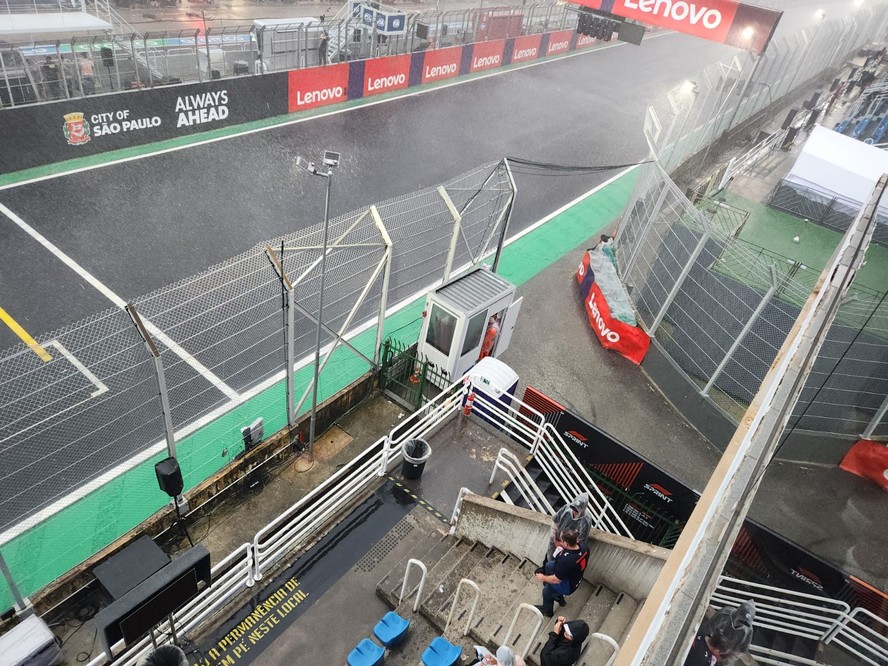 Autódromo de Interlagos: chuva fez prova classificatória atrasar