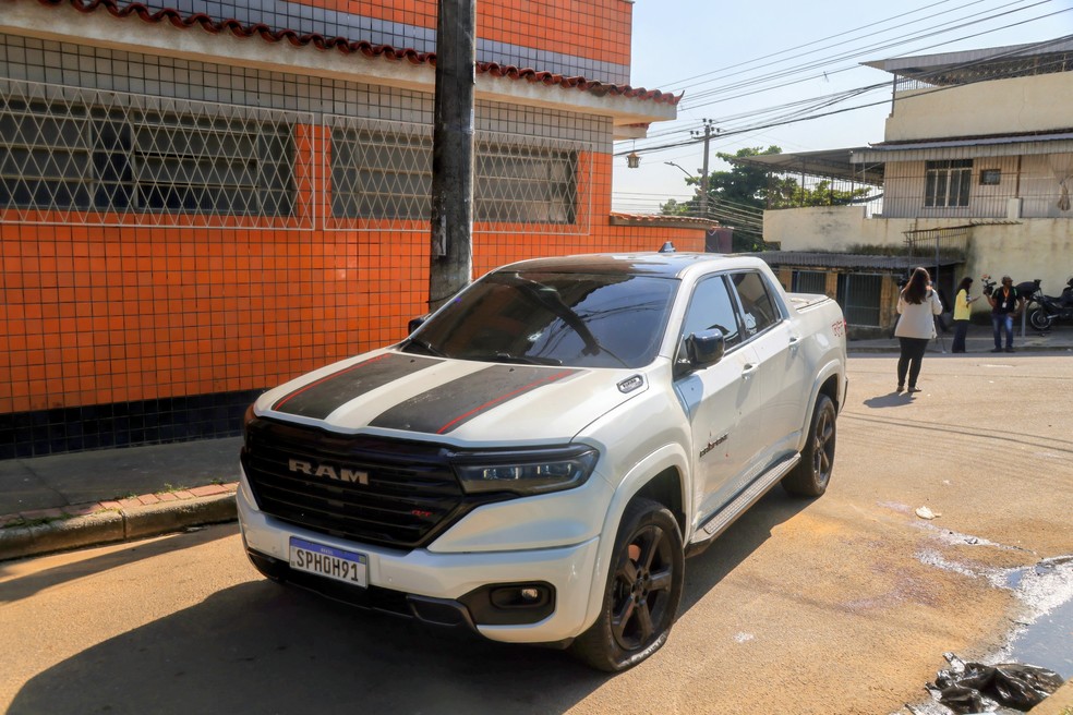 Carro em que Daniel Patrício Oliveira, de 29 anos, foi morto a tiros na Pavuna — Foto: Fabiano Rocha/Agência O Globo