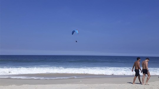 Rasantes sobre a areia e pousos na restinga: voos de ultraleve na Praia da Reserva preocupam banhistas