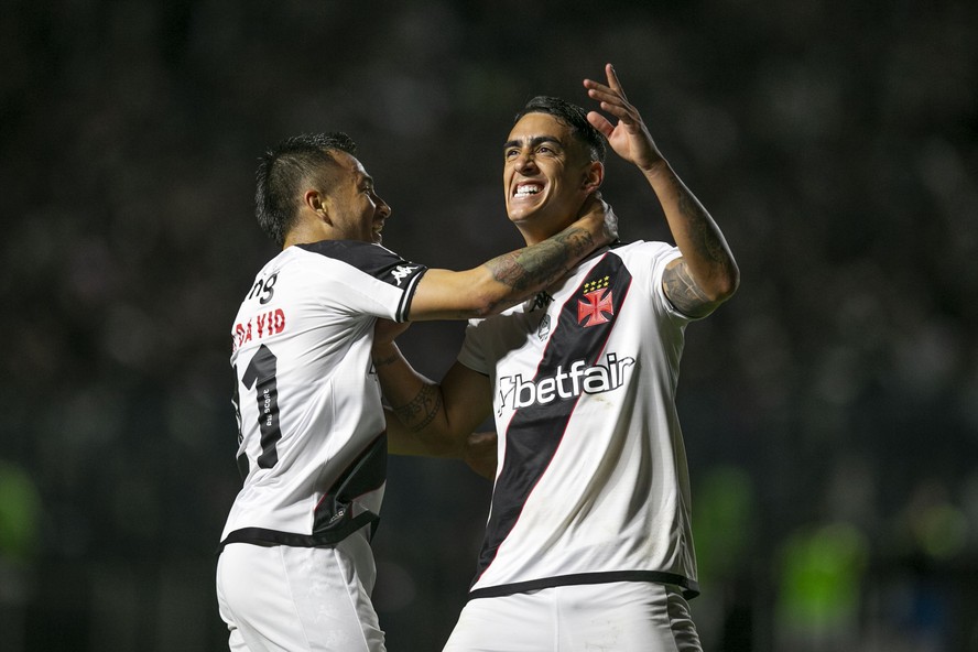 Pumita Rodríguez, do Vasco, comemora gol de empate contra Athletico, e abraça estreante Jean David