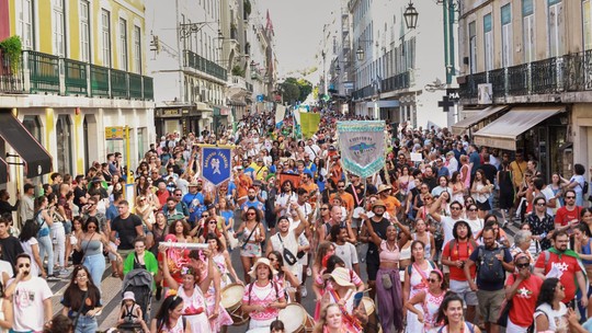Blocos de carnaval de brasileiros em Lisboa fazem cortejo-protesto contra a cobrança de taxas para desfilar